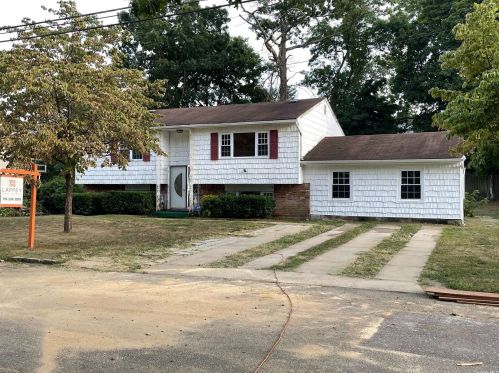 26 Bliss St, Babylon, NY 11704-2104