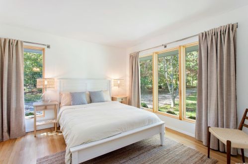 5 Skyes Neck Ct, East Quogue NY  11942-4436 exterior