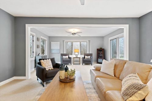 10326 Fontainbleau Ct, Thiensville, WI 53092-5212