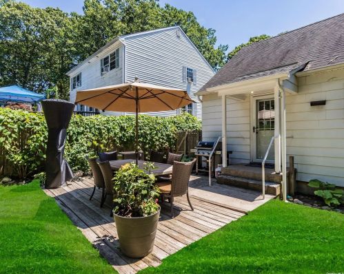 27 Hilden St, San Remo NY  11754-1743 exterior