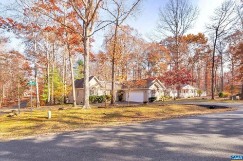 11 Hardwood Rd, Bybee, VA 22963-2231