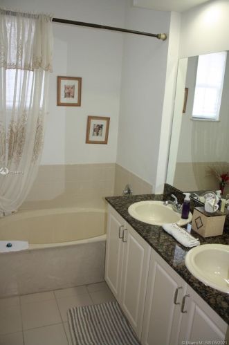 953 146th Ter, Hollywood FL  33027-6137 exterior