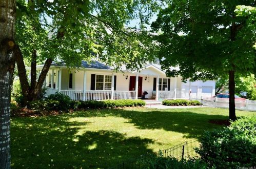2 Drake Ln, White Plains, NY 10607-2216