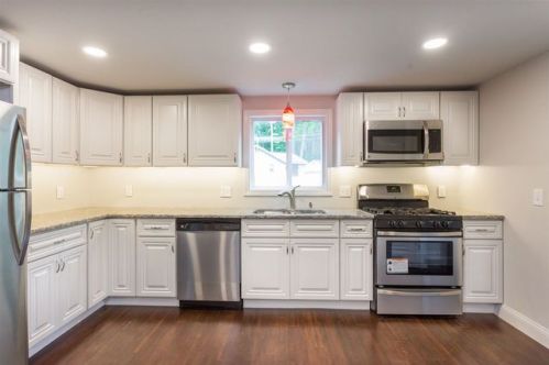 3 Beach St, Fremont, NH 03044-3566