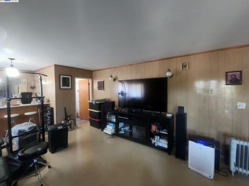 4180 Dingley St, Oakland, CA 94605-5410