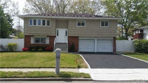 86 Madison Ave, Amityville, NY 11701-1828