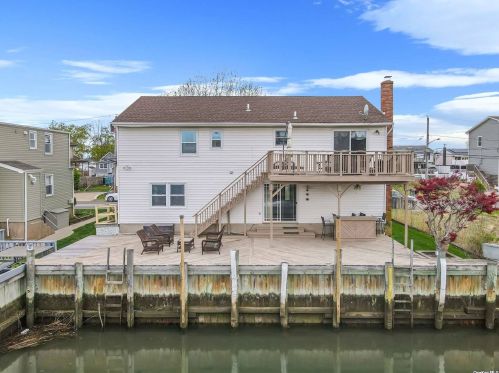 2661 Peconic Ave, Seaford NY  11783-3451 exterior