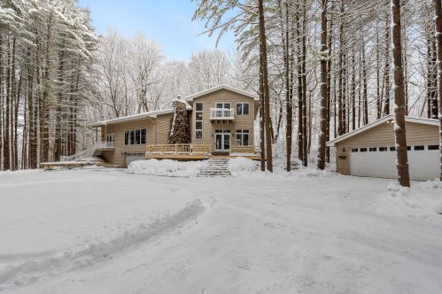 4900 Hubertus Rd, Hubertus, WI 53033-9748