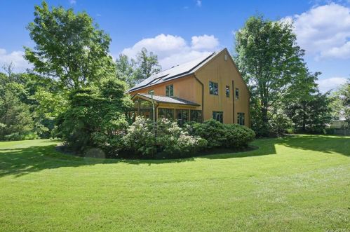 16 Far Hill Ln, Pleasantville, NY 10570-2524