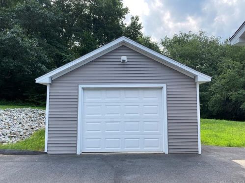 8 Cypress Rd, Uncasville CT  06382-1420 exterior