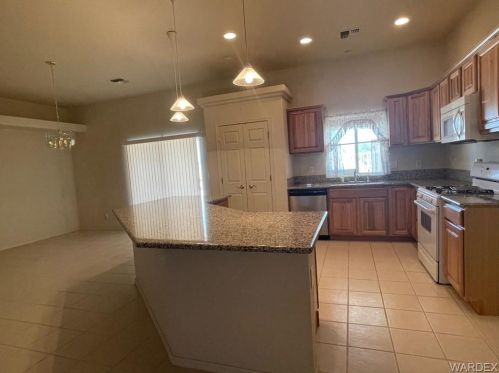 1787 Lipan Cir, Bullhead City, AZ 86426-8876