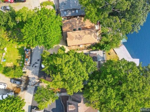 78 Upsala Path, West Milford Lakes NJ  07480-4204 exterior