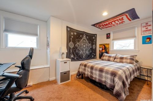 372 5 St, North Lindenhurst NY 11757-1149 exterior