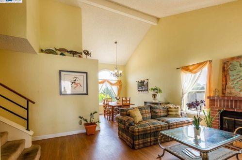1408 Greenfield Cir, Pinole CA  94564-2136 exterior