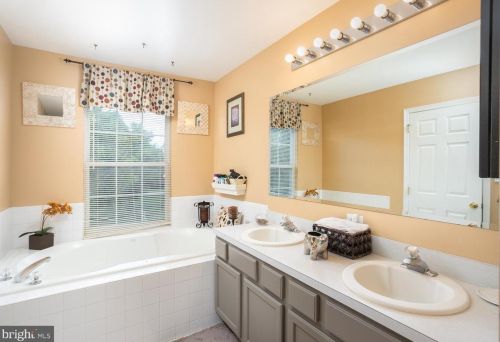 59 Greenbrook Dr, Columbus NJ  08022-2323 exterior