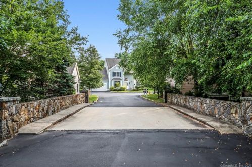 11 Century Dr, Bridgeport, CT 06611-6324