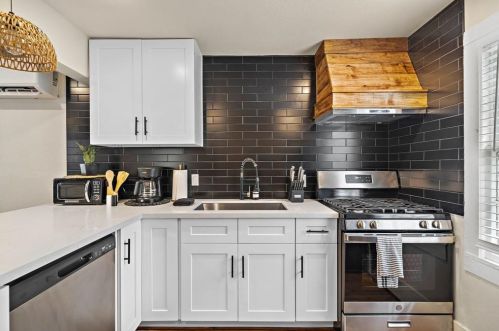 1021 Sealy St, Galveston TX 77550-3813 exterior