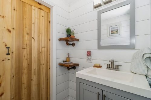 33 New Carver St, Raynham MA 02767-1738 exterior