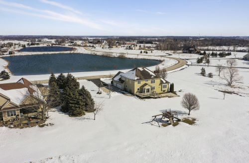 6111 Madeline Ln, Caledonia, WI 53108-9557
