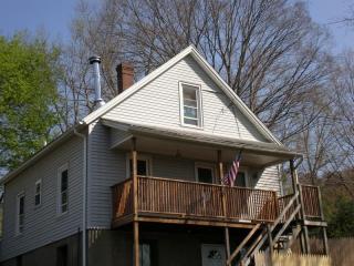 85 Jewett St, Ansonia, CT 06401-2400