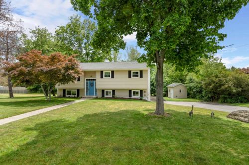 6 Abbey Rd, Hyde Park, NY 12538-2600