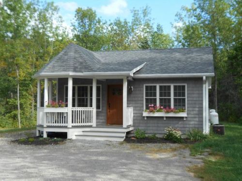 14 Mossy Point Rd, Ticonderoga, NY 12883-2413