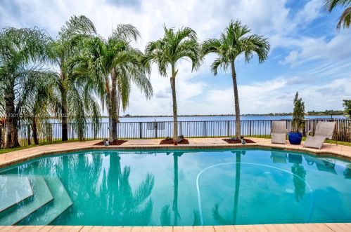 5022 173rd Ave, Hollywood, FL 33029-5094