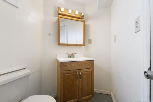 18 Phillips St, United States Coast Guard Ac CT  06320-2619 exterior