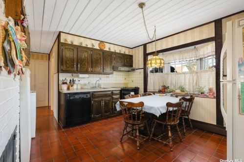 34 Flagstone Ln, Westbury NY  11590-6531 exterior