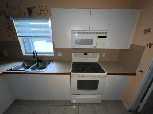 676 Malayan Ct, Fort Pierce FL  34982-3938 exterior