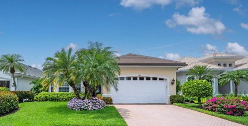 4989 Kensington High St, Naples, FL 34105-5663
