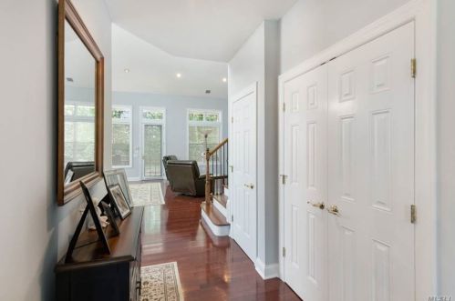 33 Concerto Ct, Eastport, NY 11941-1628