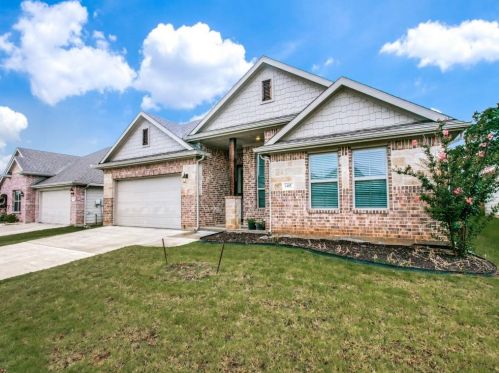 1405 Oak Tree Dr, Denton, TX 76209