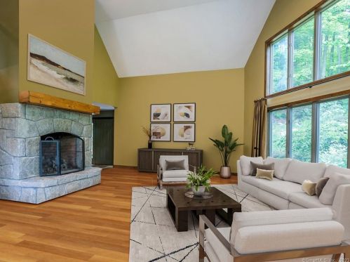 28 Garnet Rd, Roxbury CT  06783-2033 exterior