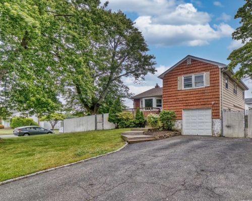 392 Lake Ave, Deer Park, NY 11729-3948