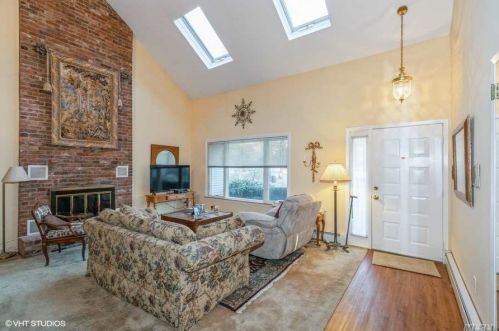 6 Kerri Ct, Huntington Station NY  11746-2000 exterior