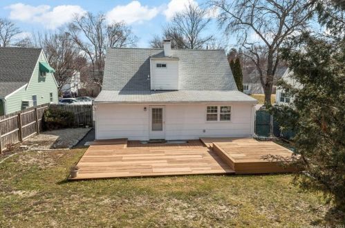 27 Hawthorne Dr, Norwalk CT  06851-4113 exterior