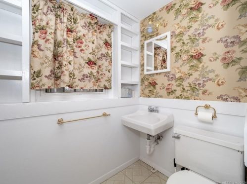 25 Arrowhead Rd, Wilton CT  06897-4402 exterior