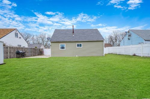 40 State Ave, Wheatley Heights NY  11798-4326 exterior