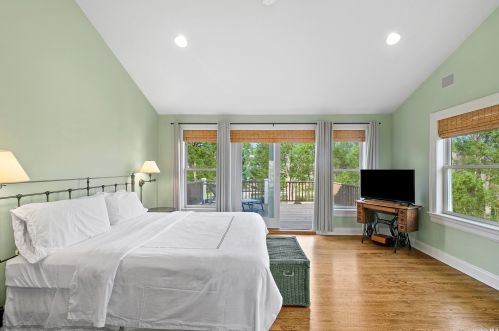 16 Bittersweet Ln, Pine Neck NY  11963-1422 exterior