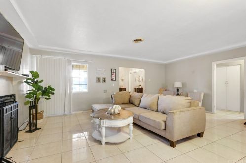 2766 Chestnut Ave, Long Beach CA  90806-2508 exterior