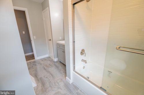 18 Manorhouse Dr, Trenton NJ  08638-1728 exterior