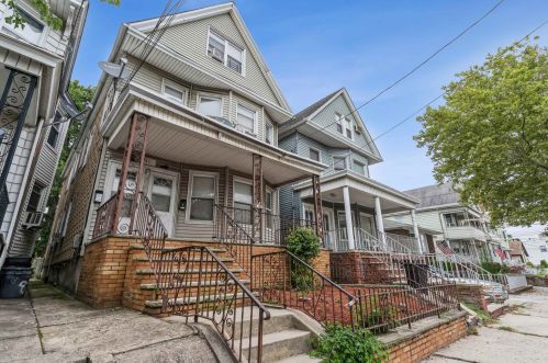 81 15th St, Bayonne, NJ 07002-3502