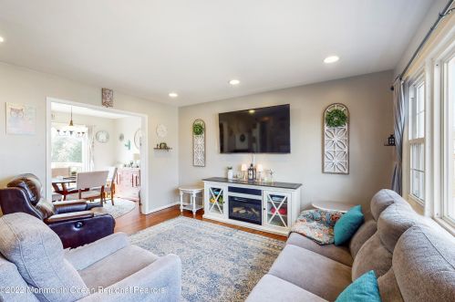 318 Wisteria Dr, Bricktown, NJ 08723-5933