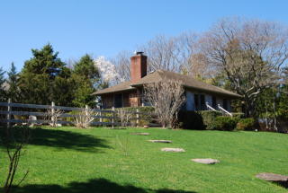29 Ferncroft Pl, Hither Plains, NY 11954-5257