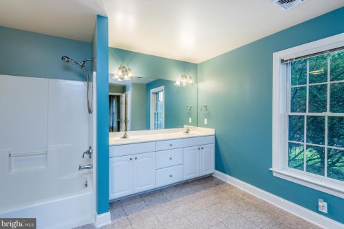 17 Westwind Dr, Lemoyne PA  17043-1233 exterior