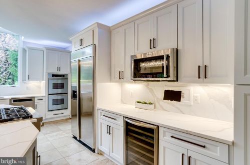 10108 Nedra Dr, Great Falls VA  22066-2835 exterior