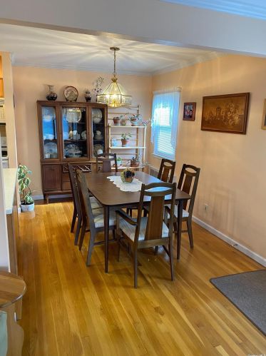 911 Maplecrest Dr, North Bellmore NY  11710-1044 exterior