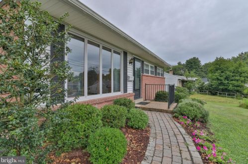 33 9th St, Coopersburg, PA 18036-1920