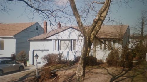 526 Cedarwood Dr, Cedarhurst, NY 11516-1008